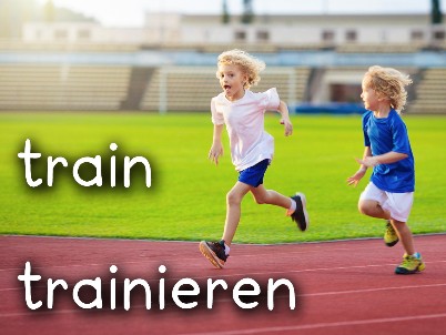 Zwei Kinder laufen auf einer Tartanbahn. Die Worte train und trainieren stehen auf dem Bild.