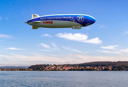 Luftschiff über Bergen
