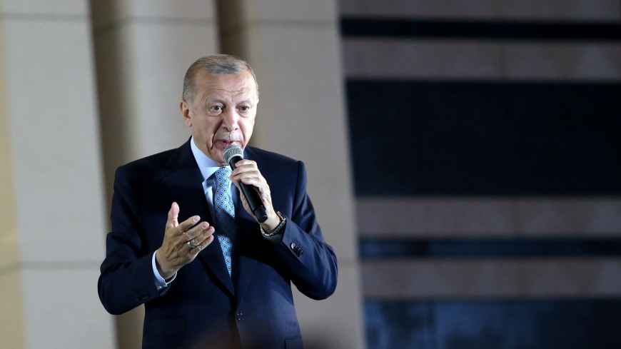 Recep Tayyip Erdogan mit Mikrofon in der Hand