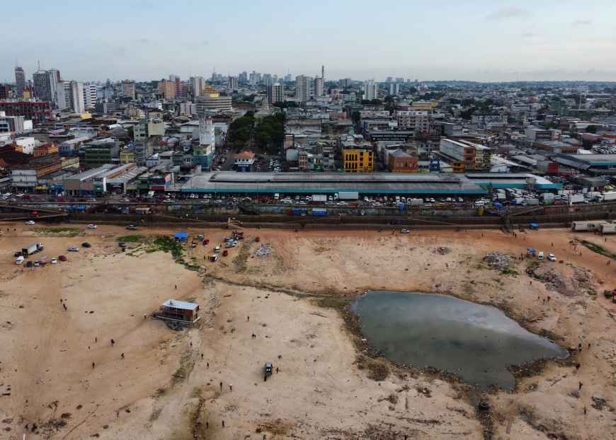 Der trockene Fluss Rio Negro in Brasilien