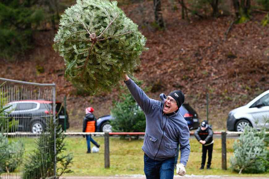 Weihnachtsbaum-Wurf-Athlet bei der Ausübung der Disziplin Weitwurf